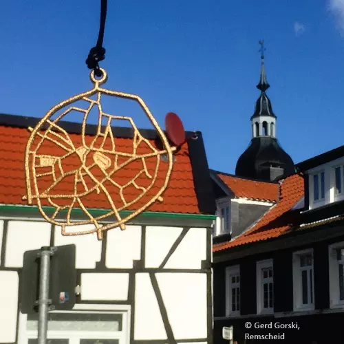 vergoldeter Stahlanhänger, der das Straßennetz von Lennep zeigt, genannt: Herz von Lennep, vor dem Munsterplatz