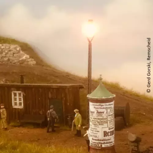 Modell Litfaßsäule mit Waschbecken von 1905 aufgestellt auf einem Haltepunktmodul